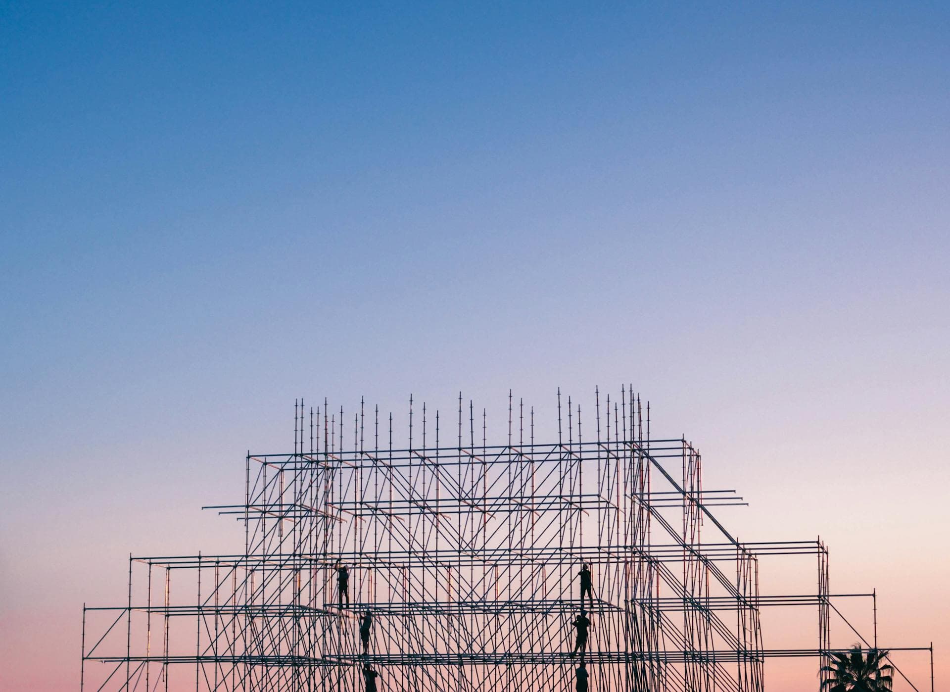 Construcción moderna con andamios
